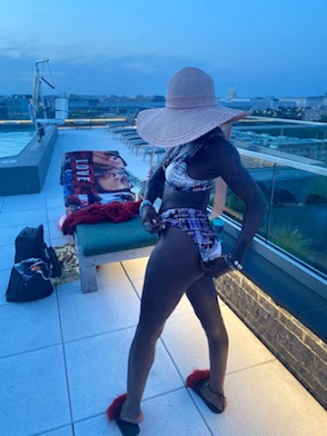 Andrea rocking her JazEaz poolside.